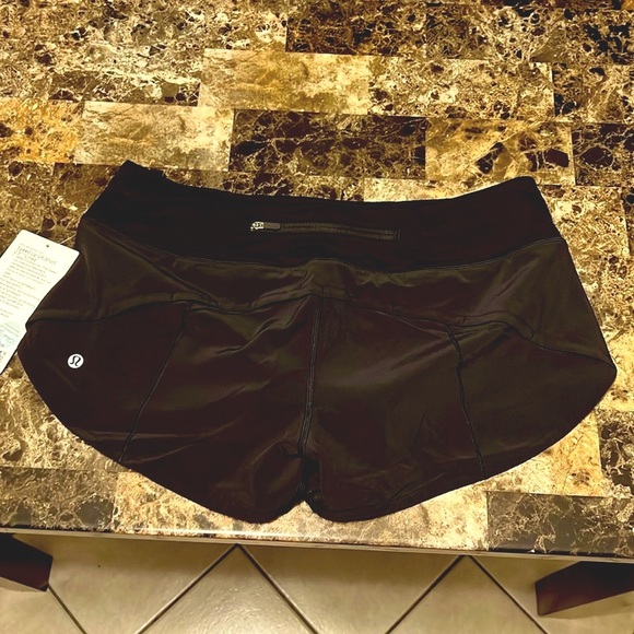 LULULEMON SPEED UP LOW RISE SHORT 2.5” LINED NWT SIZE 12 or 14 BLACK COLOR - Picture 2 of 5